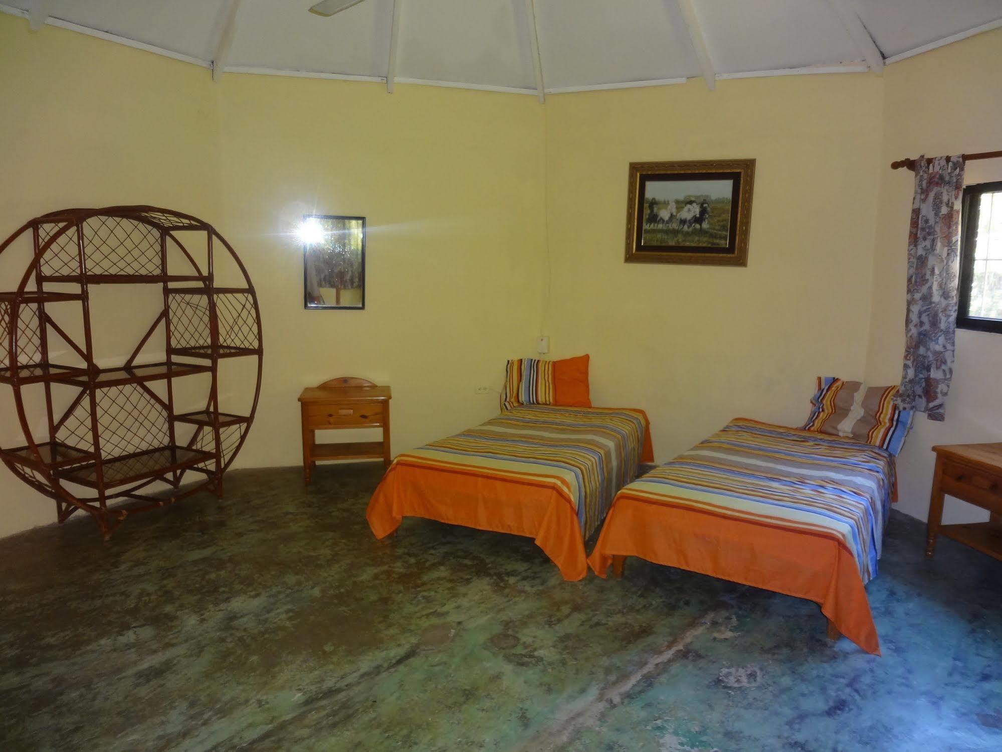 Gipsy Ranch Rooms Кабарете Екстериор снимка